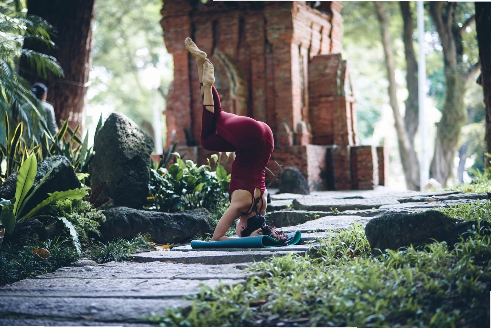 Tư thế Trồng cây chuối tạo hình yoga nhóm nâng cao