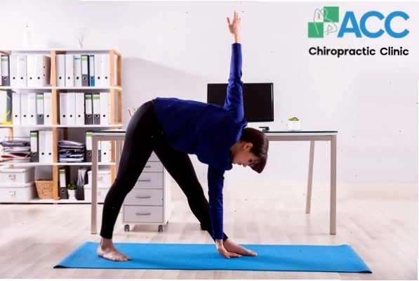 Tư thế vặn người giúp giải tỏa căng thẳng cho lưng dưới