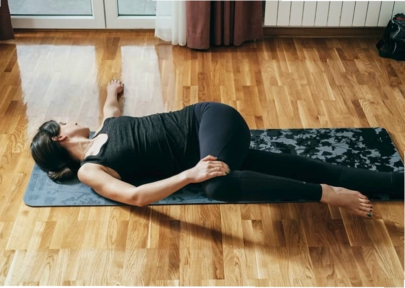 Tư thế vặn xoắn giúp thư giãn cột sống và giảm căng thẳng