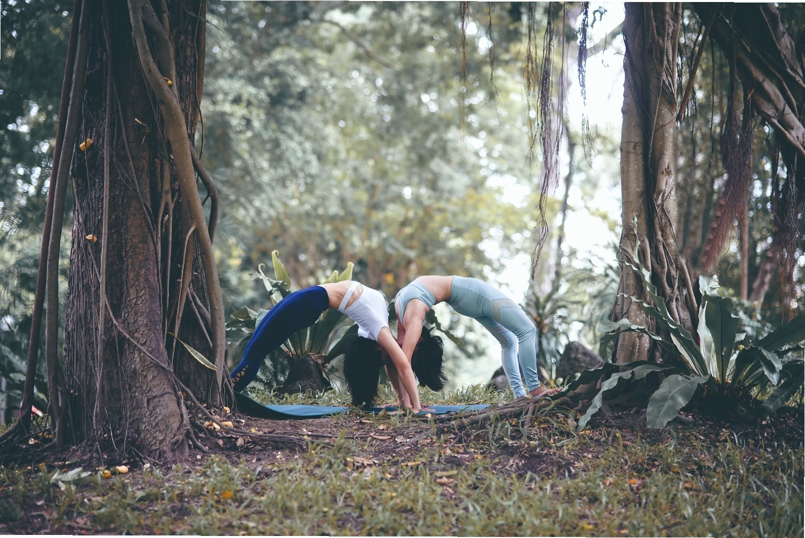 Tư thế vũ công (Natarajasana) trong bộ ảnh Yoga 3 cô gái