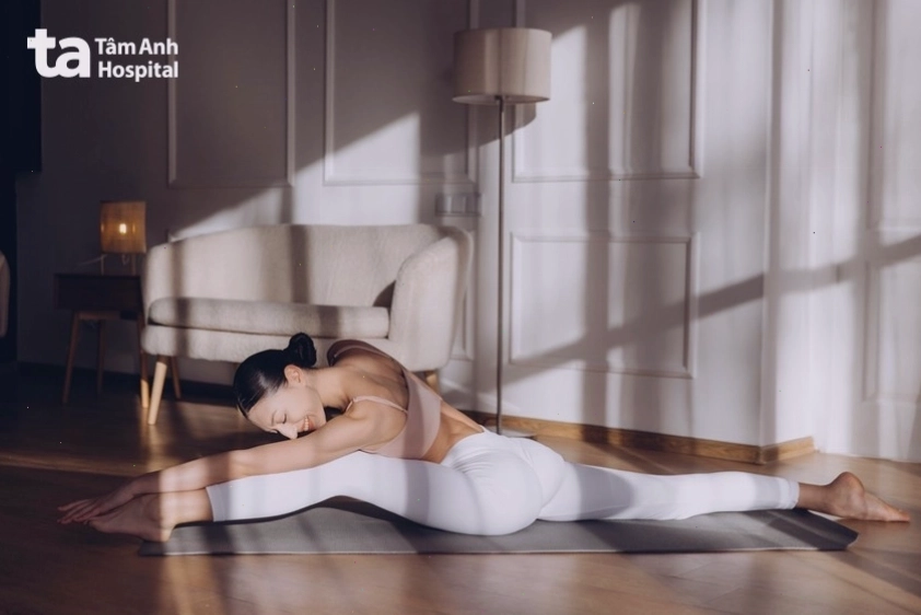Tư thế xoạc dọc yoga giúp kéo giãn bắp chân