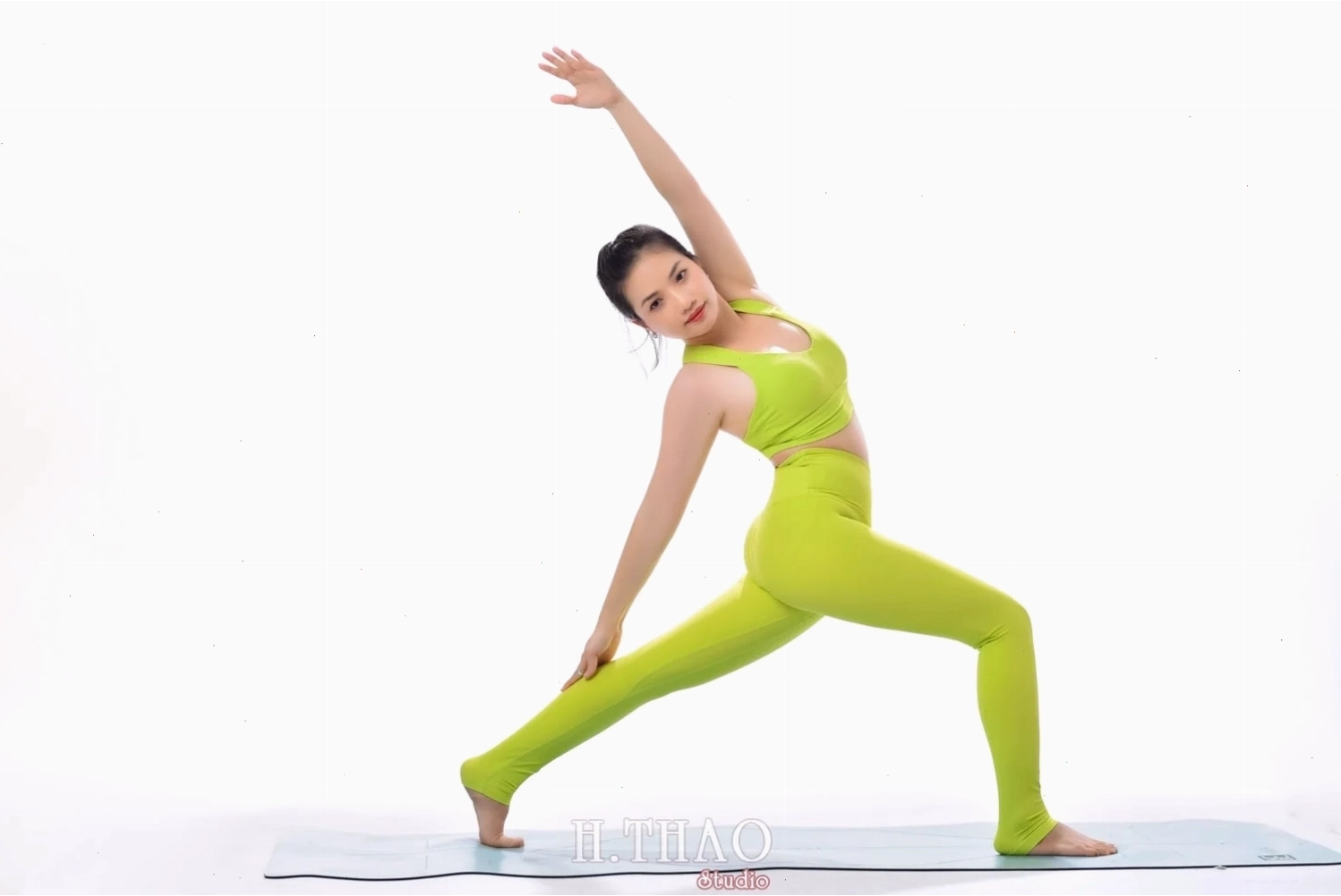 Tư thế Yoga Bánh Xe (Wheel Pose) thể hiện sức mạnh và sự dẻo dai