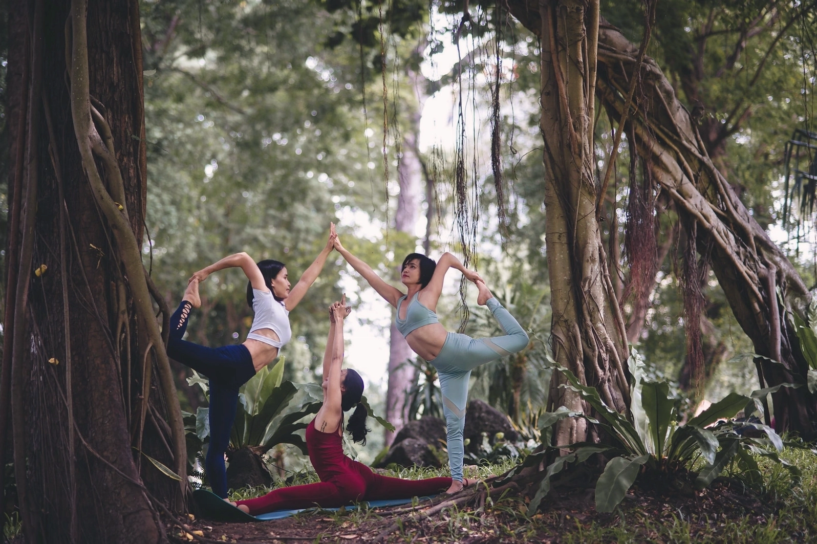 Tư thế yoga cân bằng trên không