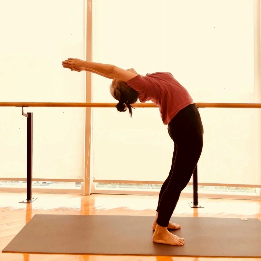 Tư thế yoga cây lau giúp mở rộng lồng ngực và tăng cường chức năng phổi
