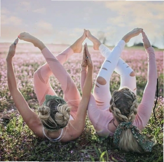 Tư thế Yoga Con Qụa biến tấu cho nhóm