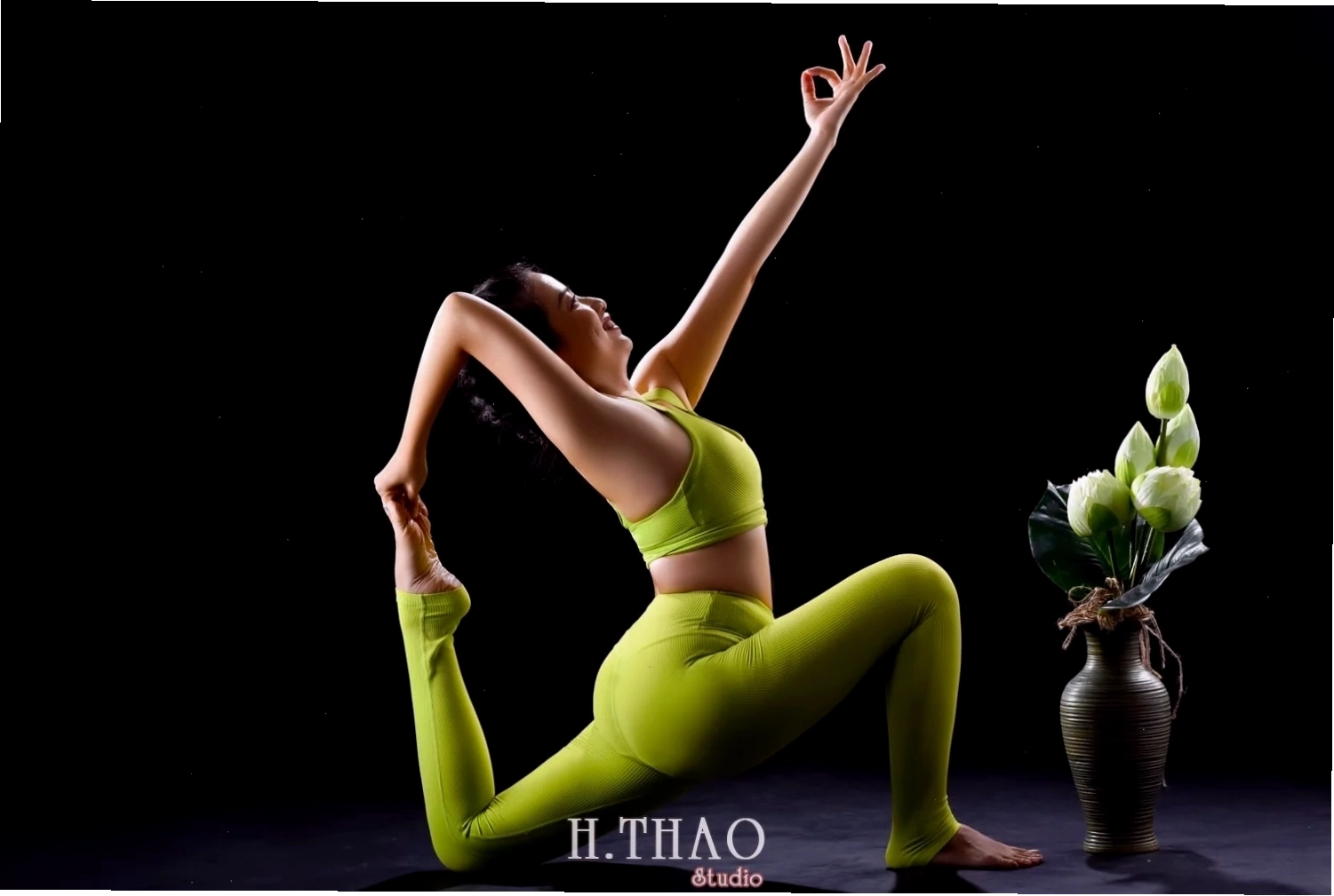 Tư thế Yoga Con Qụa (Crow Pose) thể hiện sự cân bằng