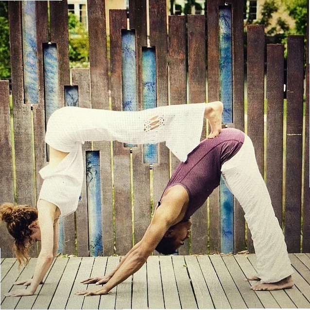 Tư thế Yoga đôi nam nữ Double Down Dog