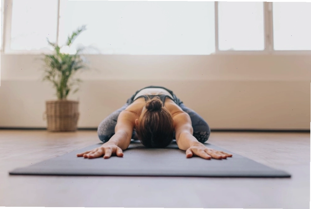Tư thế yoga em bé giúp thư giãn cơ thể và tâm trí trên giường