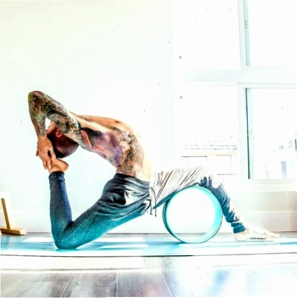 Tư thế Yoga Em bé với vòng yoga