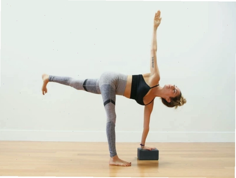 Tư thế Yoga nâng cao: Nửa mặt trăng vặn xoắn