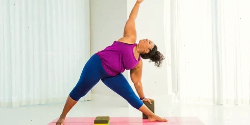Tư thế yoga tam giác duỗi với sự hỗ trợ của gạch
