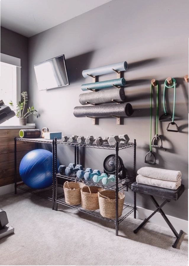Tường sơn xám với kệ để tạ và giá treo thảm yoga
