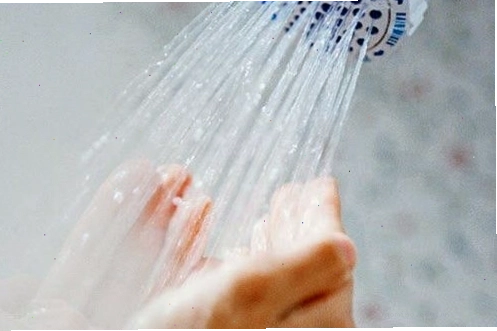 Tùy thuộc thời tiết và tình hình sức khỏe để chọn cách tắm phù hợp