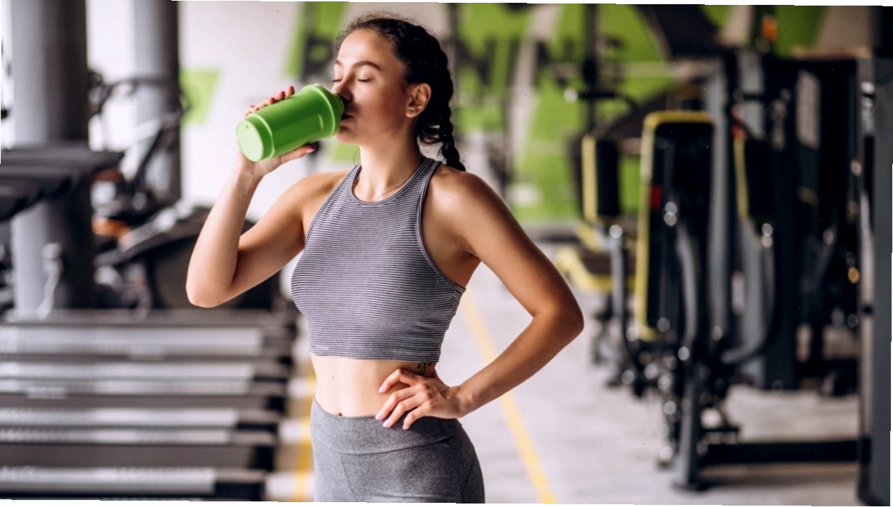 Uống đồ uống thích hợp trước, trong hoặc sau khi tập gym là điều cần thiết để tránh cơ thể bị mất nước và tăng hiệu suất tập luyện