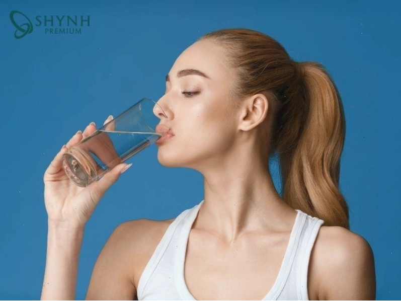 Uống đủ nước giúp duy trì độ đàn hồi cho da và sức khỏe toàn diện