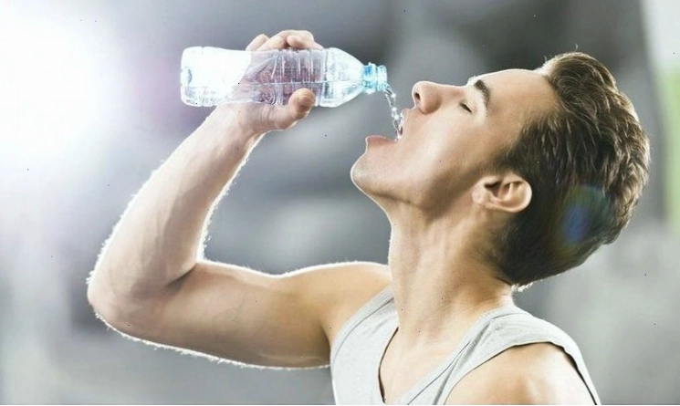 Uống đủ nước rất cần thiết cho người tập gym để phục hồi và duy trì thể lực