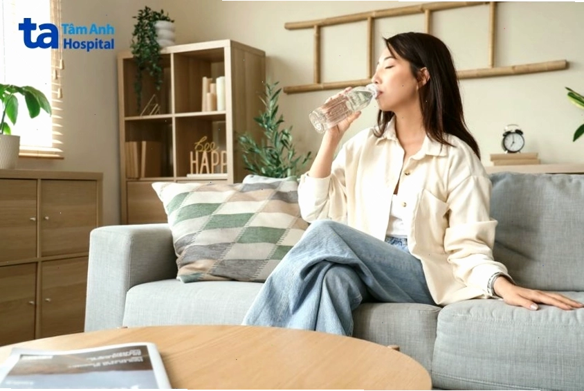 Uống đủ nước trước bữa ăn hỗ trợ giảm cân