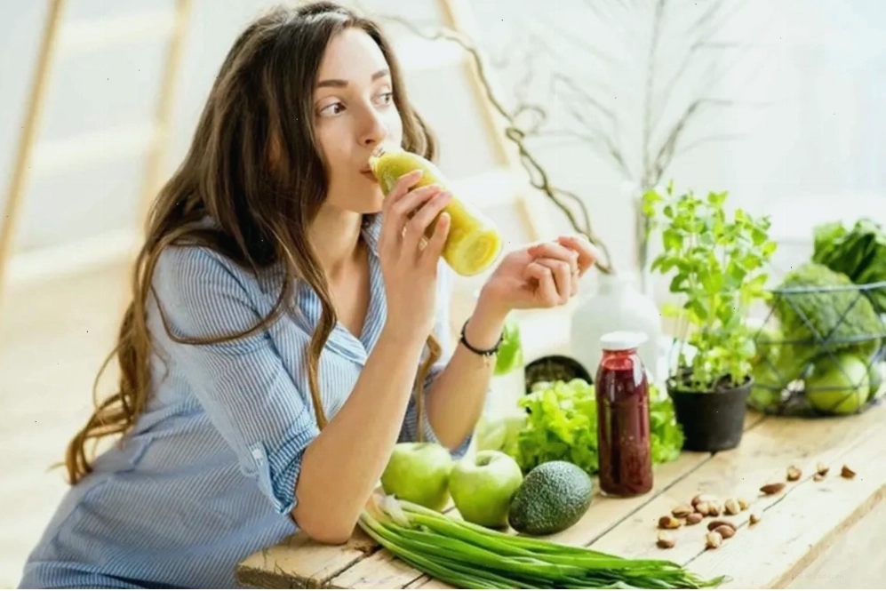 Uống nước ép rau củ hoặc trà thảo mộc vào buổi chiều giúp giảm cảm giác thèm ăn vặt