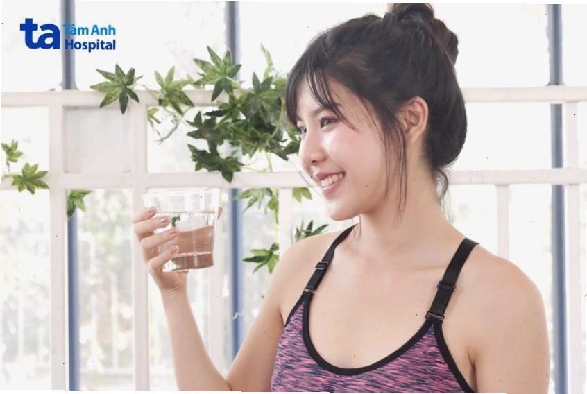 Uống nước giúp giảm mỡ bắp tay