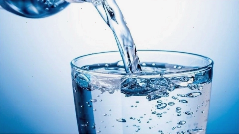 Uống nước lọc thường xuyên giúp cơ thể đủ nước và hỗ trợ giảm cân hiệu quả