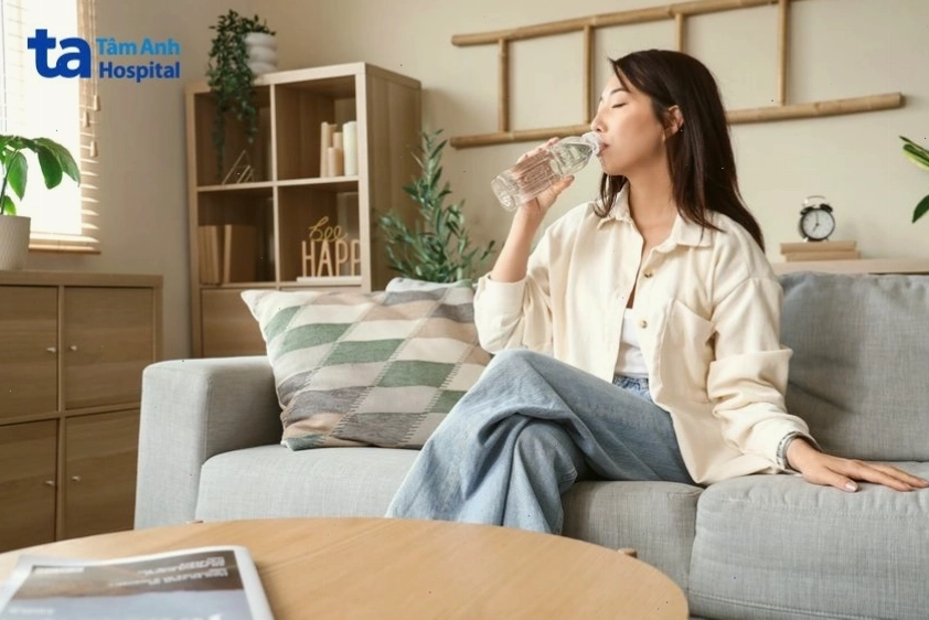 Uống nước trước bữa ăn giúp kiểm soát khẩu phần ăn kiêng