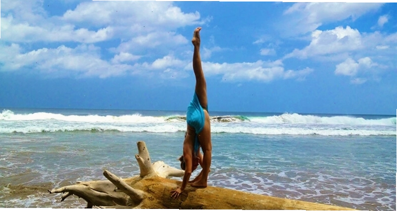 Urdhva Prasarita Eka Padasana (Tư thế xoạc chân thẳng đứng)
