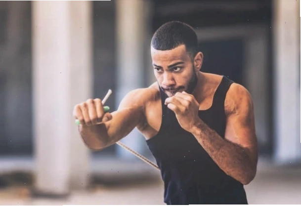 Vận động viên thực hiện các bước di chuyển cơ bản trong boxing