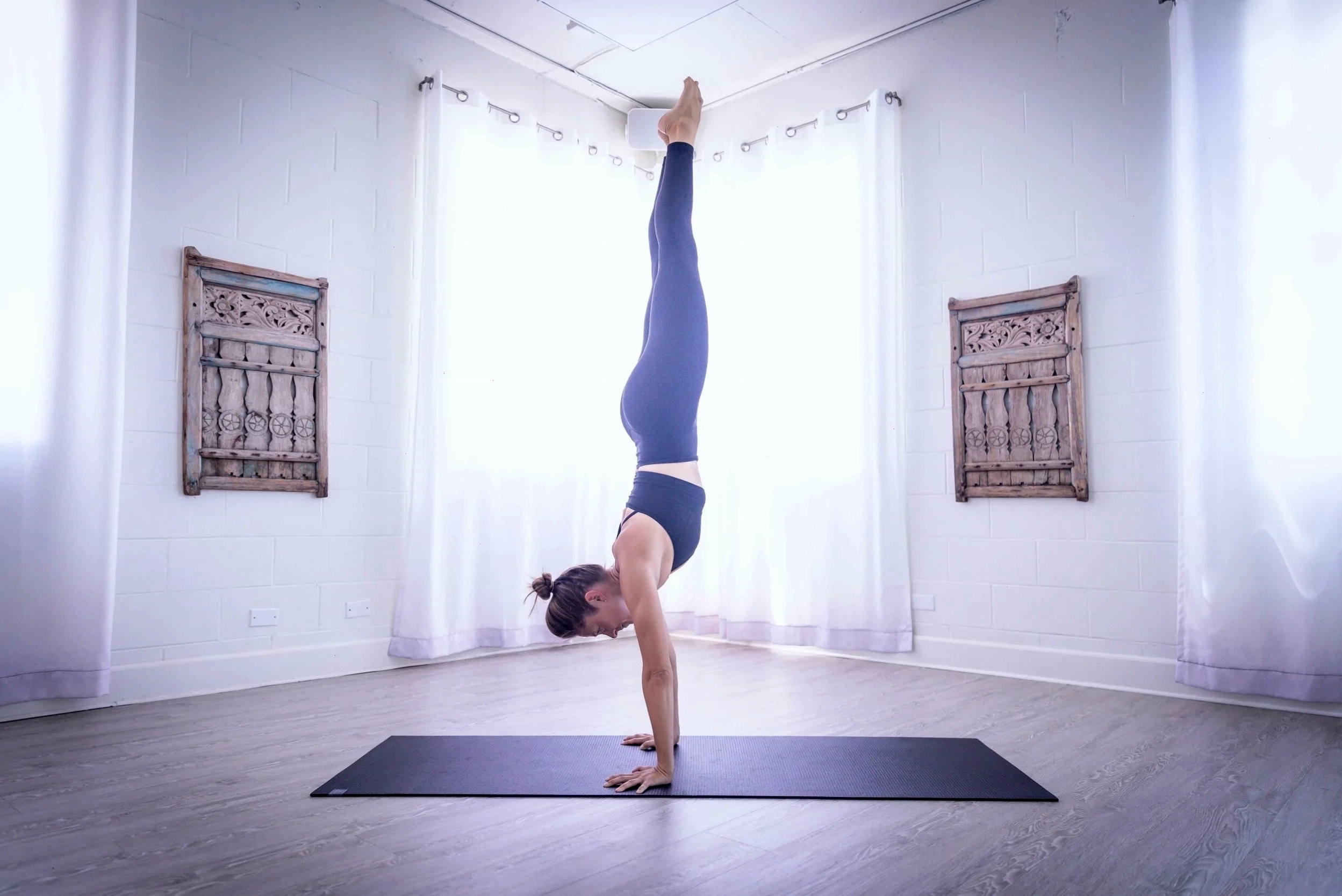 Vận động viên yoga biểu diễn tư thế handstand phức tạp