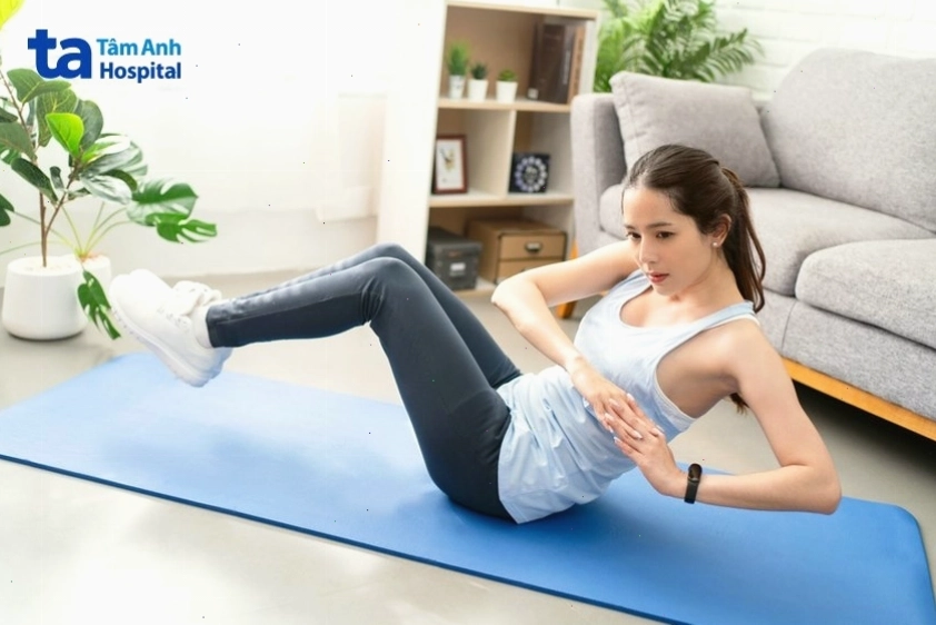 Vặn mình trên ghế là bài tập hiệu quả cho người trung niên muốn săn chắc vòng eo