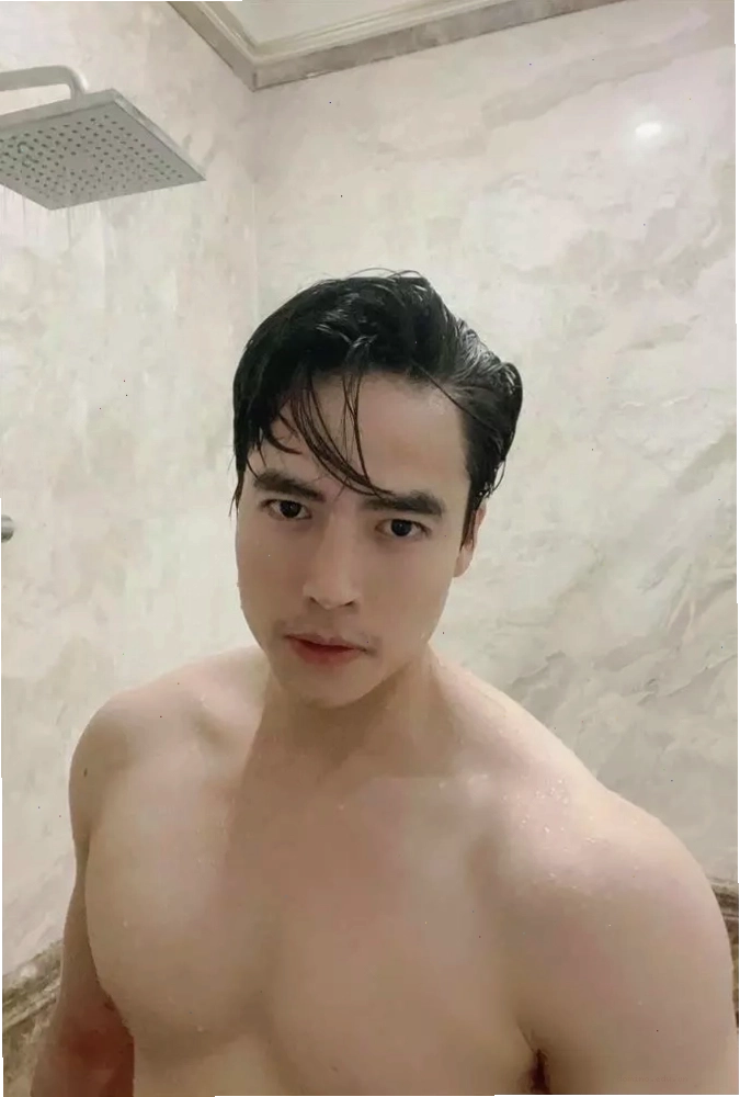 Võ Tấn Phát khoe body săn chắc, cơ bụng 6 múi