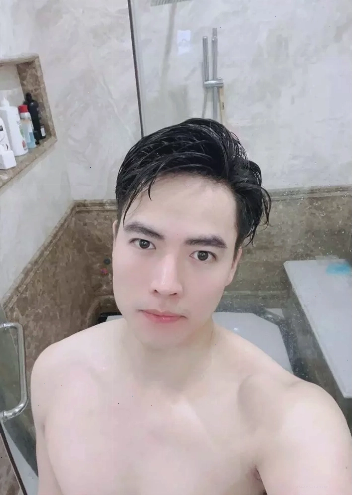 Võ Tấn Phát khoe thân hình cơ bắp trong phòng tắm