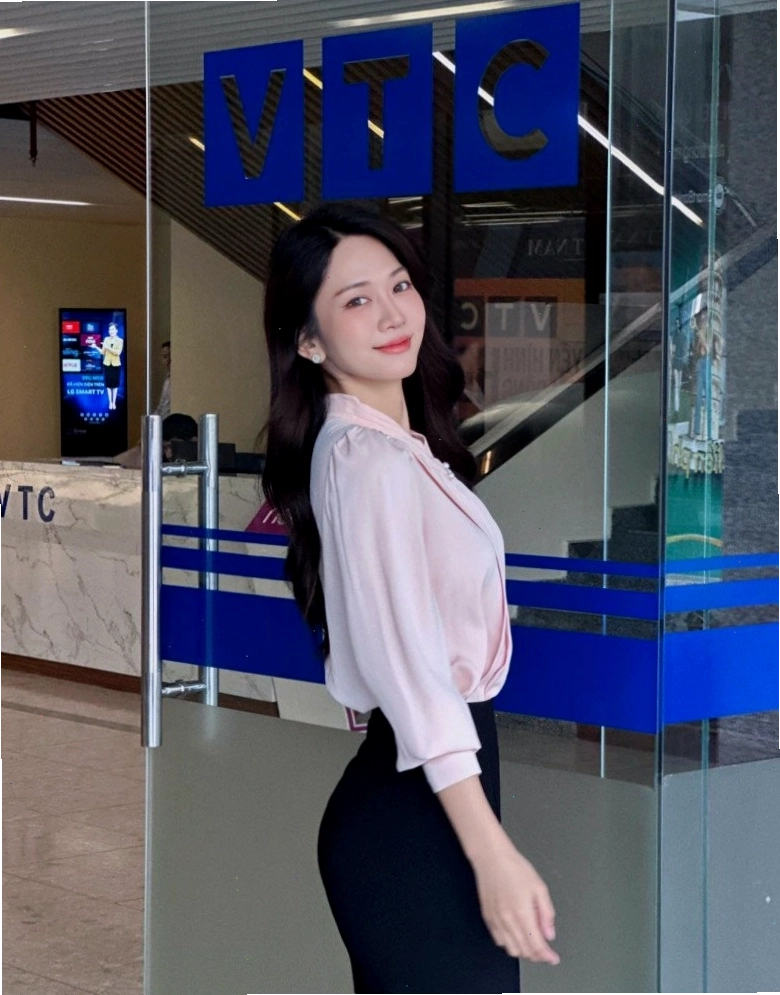 Vòng eo thon gọn của Lê Bống trong trang phục công sở
