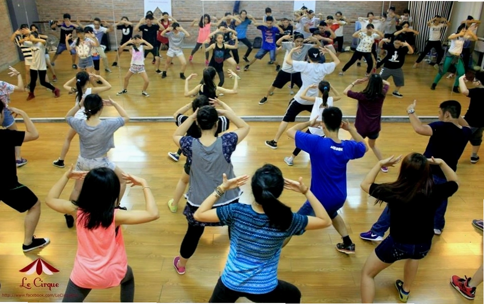 Vũ đạo Mansae của SEVENTEEN tràn đầy năng lượng