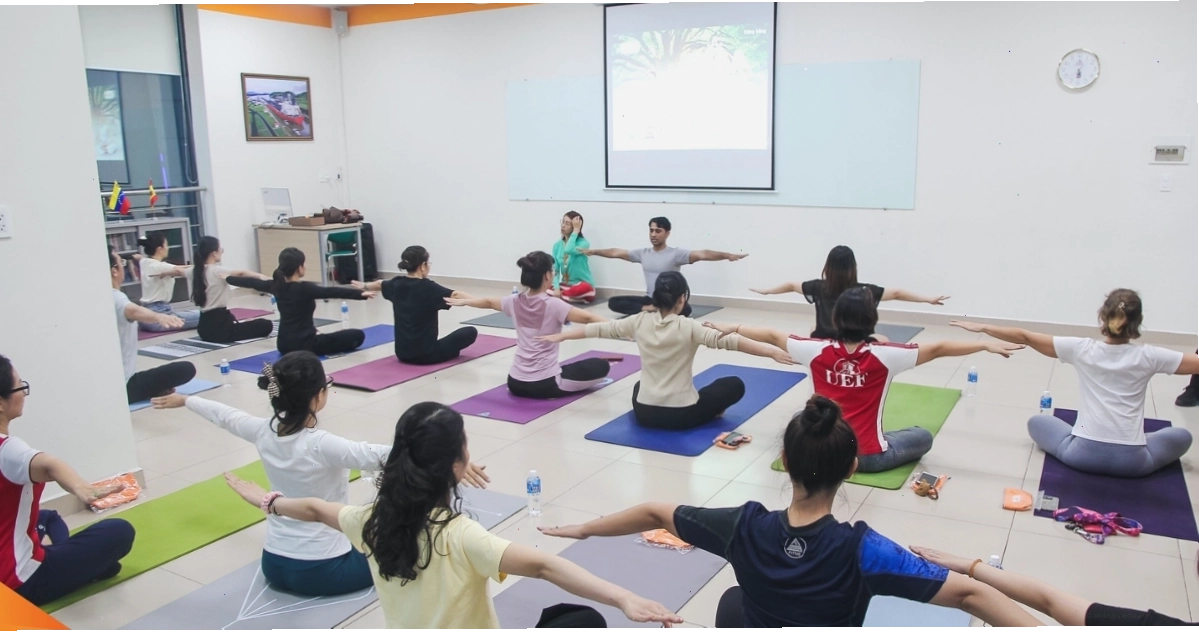 Vyogal World có các lớp tập yoga online với giáo viên người Ấn Độ.