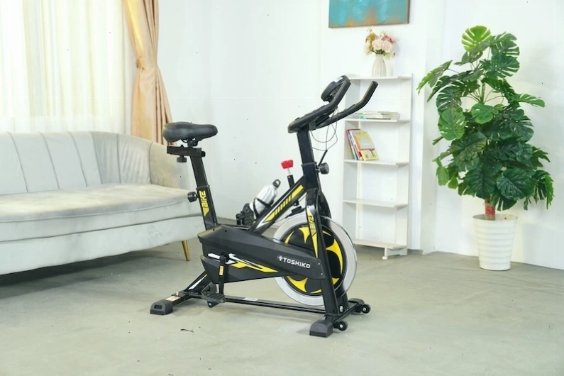 Xe đạp tập Toshiko kiểu dáng hiện đại và trang bị nhiều tính năng tập luyện