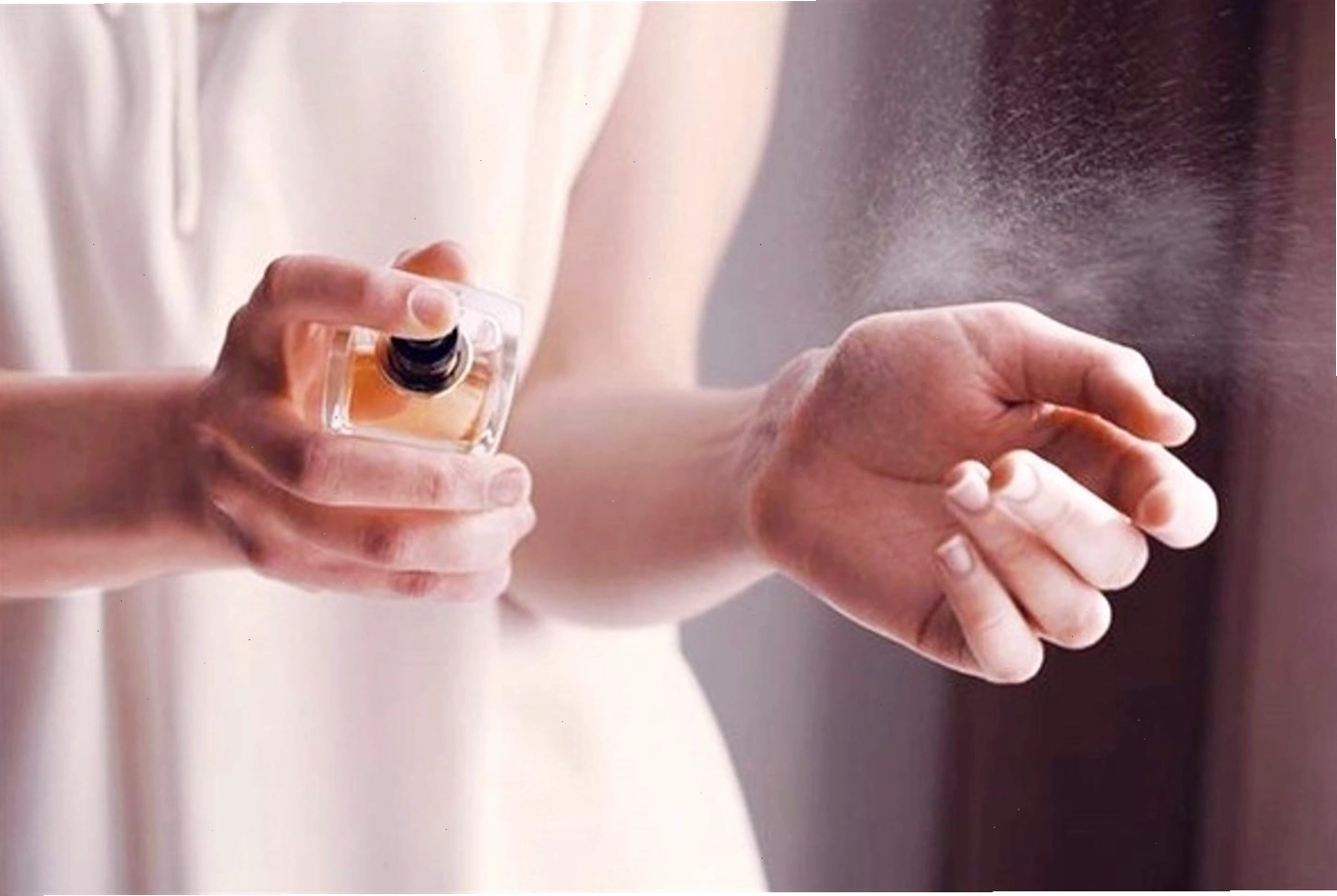 Xịt trực tiếp body mist lên các điểm mạch trên cơ thể