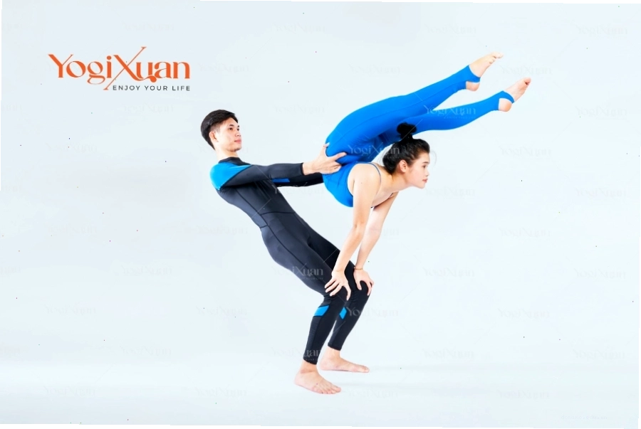 Yoga đôi nghệ thuật tạo không gian kết nối sâu sắc