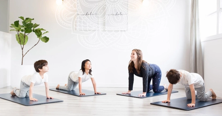 Yoga mẹ và bé: Bí quyết gắn kết và nâng cao sức khỏe toàn diện