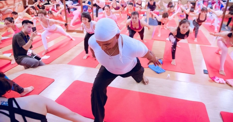 Yoga Thầy Ấn Độ: Bí Quyết Sống Khỏe và Hạnh Phúc Từ Master Kamal
