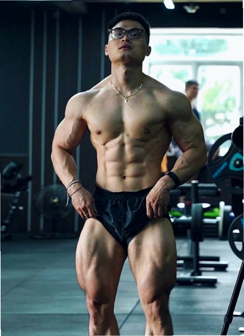 Zac Efron sở hữu body săn chắc