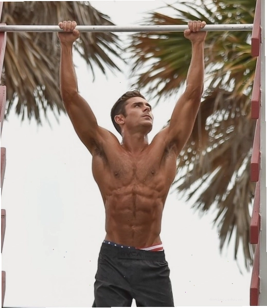 Zac Efron thực hiện các bài tập xà kép, cơ thể săn chắc khỏe mạnh